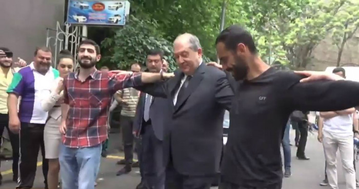 Արմեն Սարգսյանը պարել է բողոքող ցուցարարների հետ