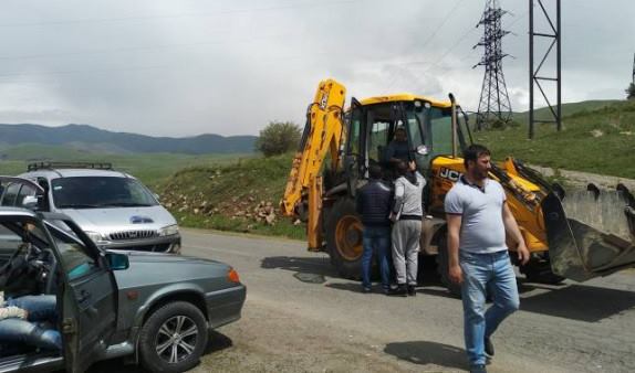 Շատինցիները փակել են միջպետական ճանապարհը. նրանք պահանջում են գյուղապետի հրաժարականը