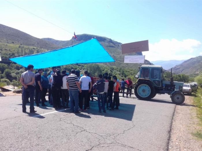Շատինցիները փակել են միջպետական ճանապարհը. նրանք պահանջում են գյուղապետի հրաժարականը