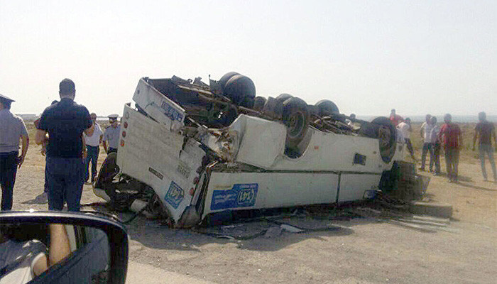В Баку грузовик врезался в автобус, один человек погиб