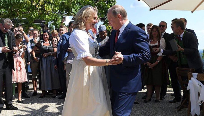 Путин станцевал с главой МИД Австрии на ее свадьбе