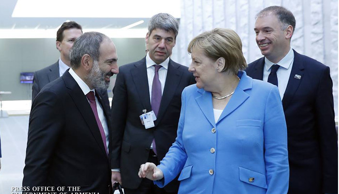 Меркель в ходе трехдневного турне посетит Грузию, Армению и Азербайджан