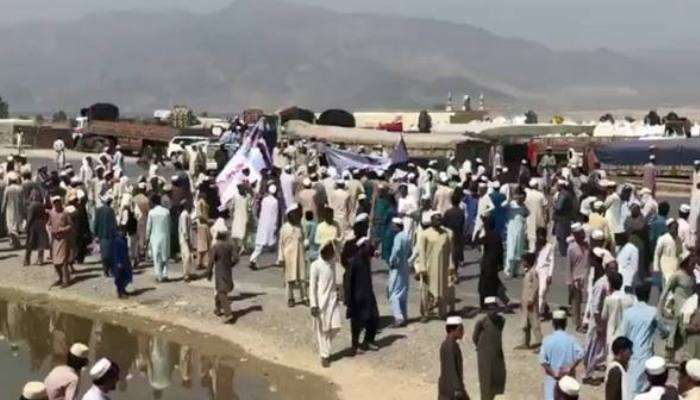 Смертник подорвал себя в толпе демонстрантов в Афганистане