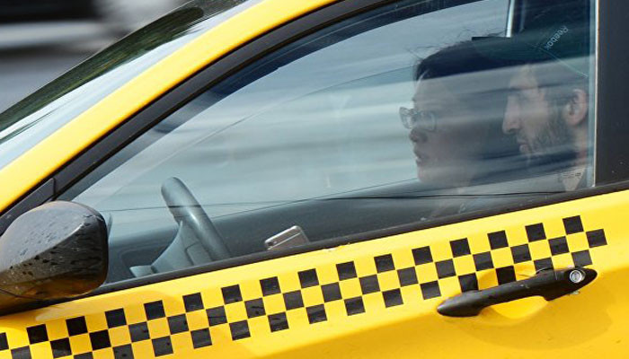 В Госдуме предложили запретить иностранцам работать водителями такси