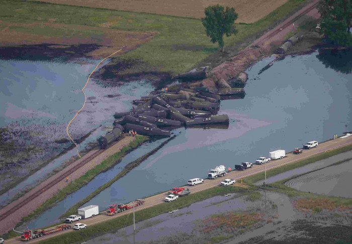 В штате Айове в США поезд рухнул в реку