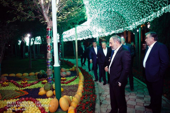 Пирамиды из дынь и арбузов. Как в Душанбе встречали лидеров СНГ