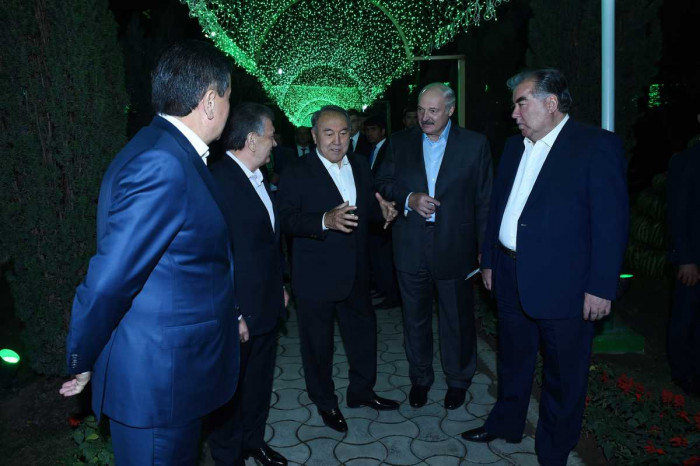 Пирамиды из дынь и арбузов. Как в Душанбе встречали лидеров СНГ