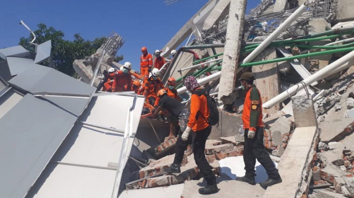 Indonesia earthquake and tsunami: Desperate search for survivors