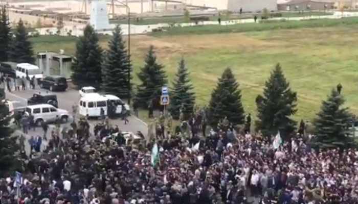 Тысячи людей пришли к парламенту столицы Ингушетии, протестуя против договора о границе с Чечней