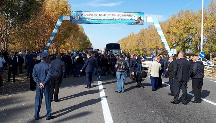 Արտակարգ իրավիճակ Երևան-Սևան ճանապարհին. ոստիկանների հարազատները փակել են մայրուղին