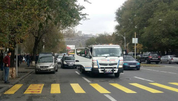 Полиция проводит повсеместную эвакуацию припаркованных на тротуарах машин