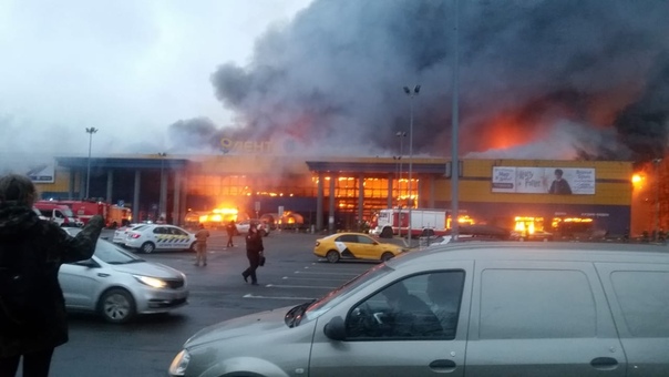 В Петербурге загорелся гипермаркет