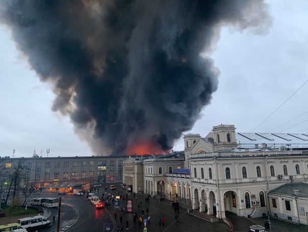 В Петербурге загорелся гипермаркет