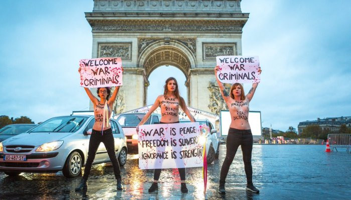 Մերկ կրծքերով «Ֆեմեն»-ի ակտիվիստուհիները՝ «Հաղթանակի կամար»-ի մոտ