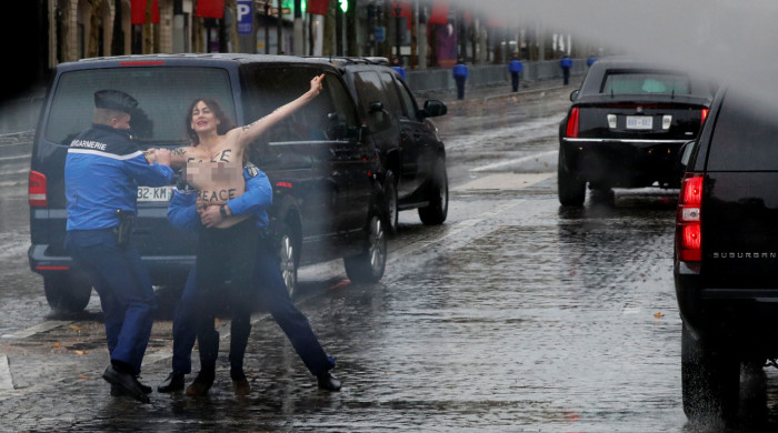 «Ֆեմեն»-ի ակտիվիստուհին մերկ կրծքով «գրոհել է» Թրամփի ավտոշարասյունը