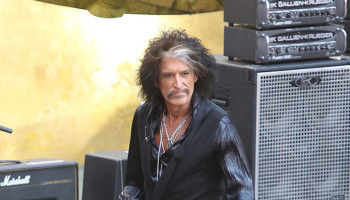 Гитарист Aerosmith попал в больницу прямо со сцены