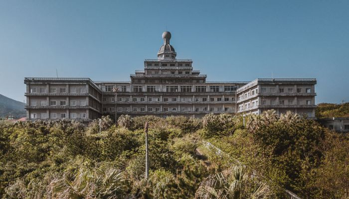 Внутрь самого большого заброшенного отеля в Японии