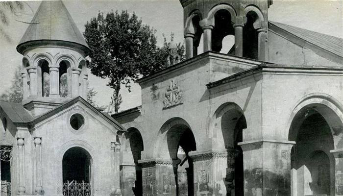 «Սուրբ Զորավոր եկեղեցին և Սուրբ Անանիայի մատուռը՝ 1970-ականներին». Ռուբեն Շուխյան