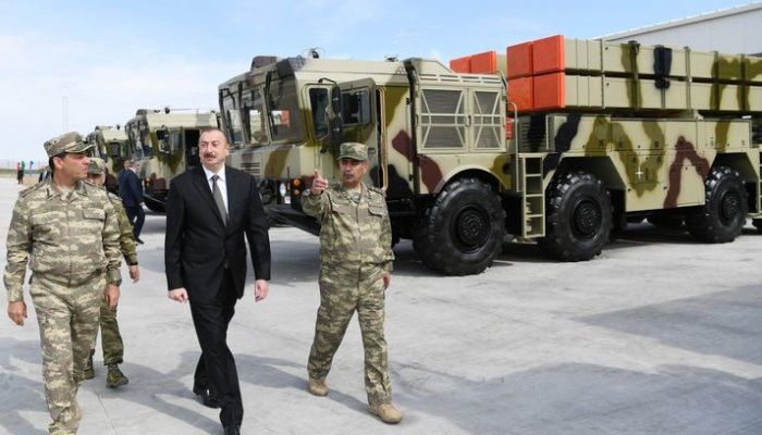 Тяжелая артиллерия и новейшие «Полонезы»: сколько оружия Беларусь продала Азербайджану