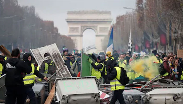 France fuel protests: Man with grenade demands Macron meeting