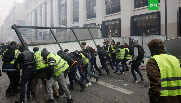 В ходе акций протеста в Париже пострадало 30 человек