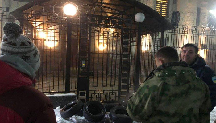 Կիևում Ռուսաստանի դեսպանատան ուղղությամբ «դիմշաշկա» են նետել. բողոքի զանգվածային ալիք է բարձրացել