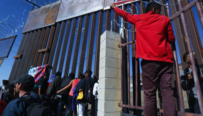 Сотни беженцев штурмовали границу Мексики и США