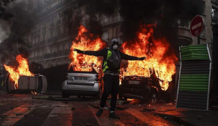 France fuel protests: Aftermath of riots in Paris