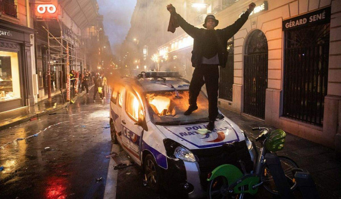 Франция в огне: из-за массовых беспорядков погибли уже трое человек, пострадали более 100