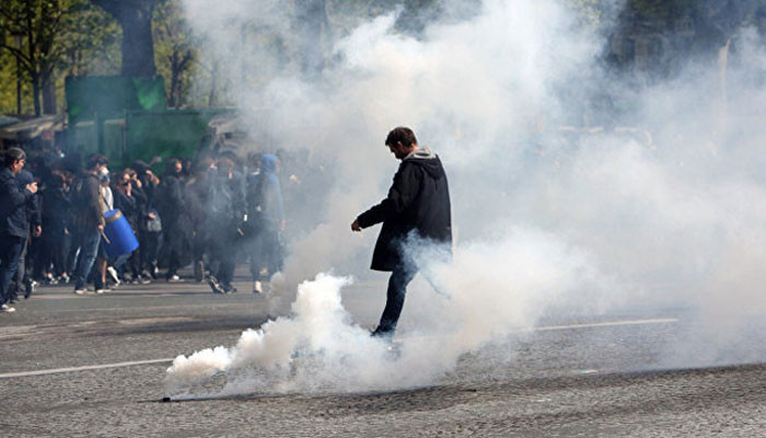 Students blockade schools as French protests spread