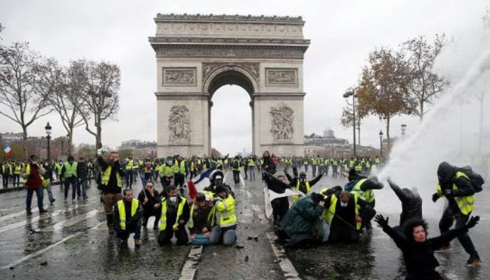 «Желтые жилеты» разгромили Триумфальную арку в Париже