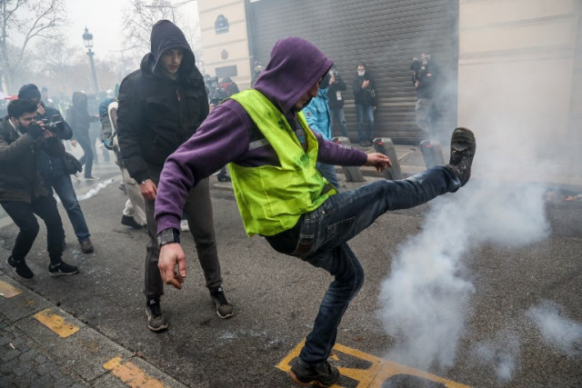 575 arrested as 'yellow vests' clash with police in Paris protest