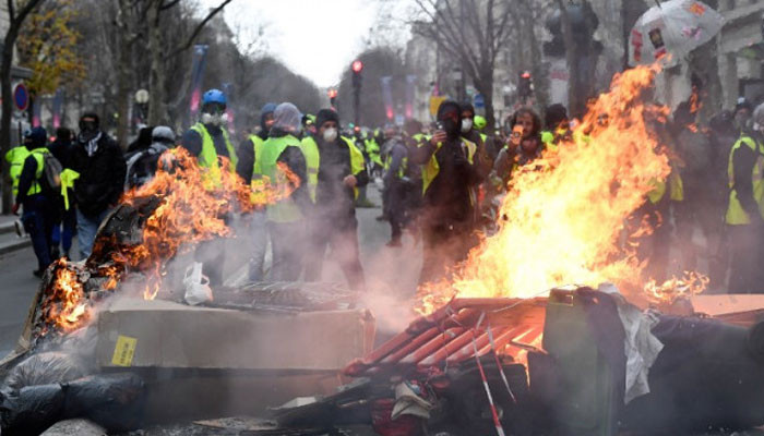 Протестующие в Париже опубликовали требования к правительству