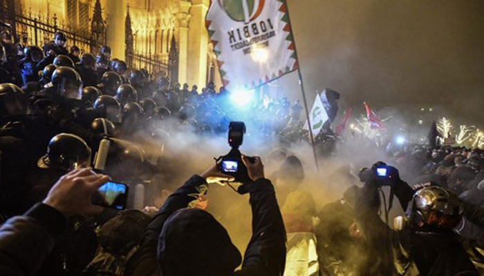 В Будапеште устроили митинг против "рабского закона": полиция применила слезоточивый газ