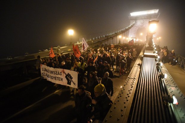 В Будапеште устроили митинг против &quot;рабского закона&quot;: полиция применила слезоточивый газ