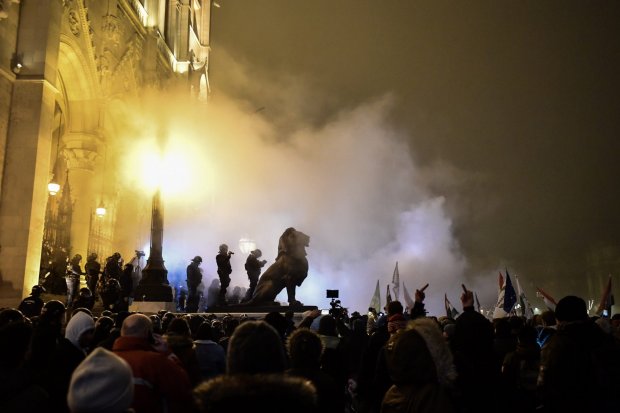 В Будапеште устроили митинг против &quot;рабского закона&quot;: полиция применила слезоточивый газ