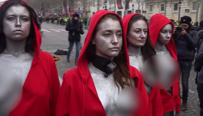 В Париже на Елисейских полях устроили акцию женщины с обнаженной грудью