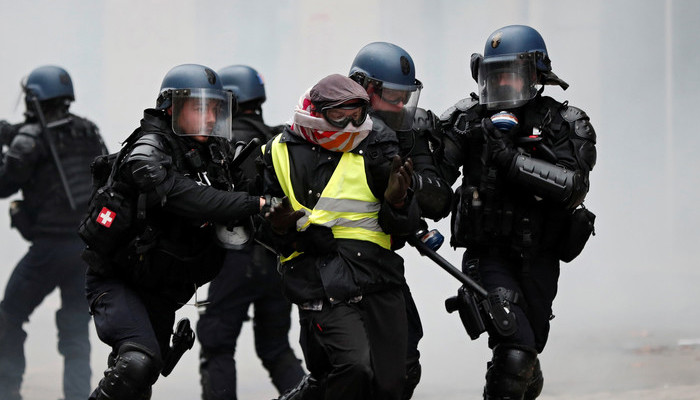 Число задержанных на протестах во Франции приблизилось к 90