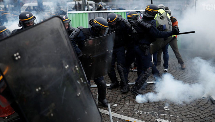В Париже полиция применила слезоточивый газ для разгона "желтых жилетов"