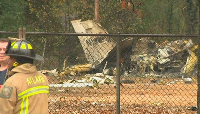 Самолет рухнул на футбольное поле в США