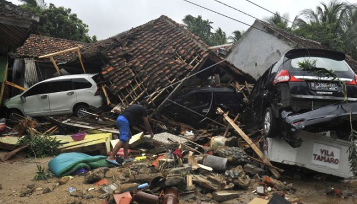 Число жертв цунами в Индонезии превысило 281 человек