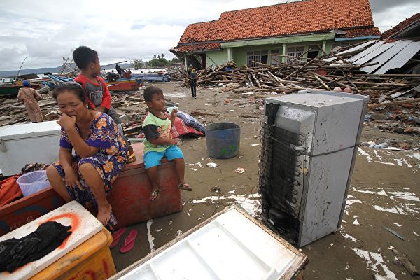 Последствия мощного цунами в Индонезии