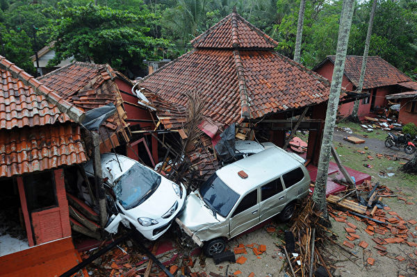 Последствия мощного цунами в Индонезии