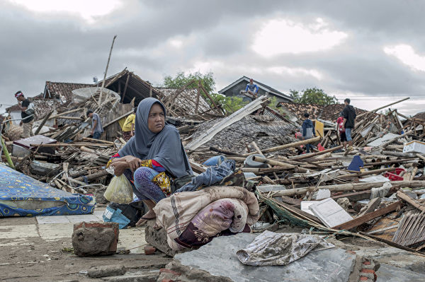 Fears for more tsunamis after hundreds killed in Indonesia