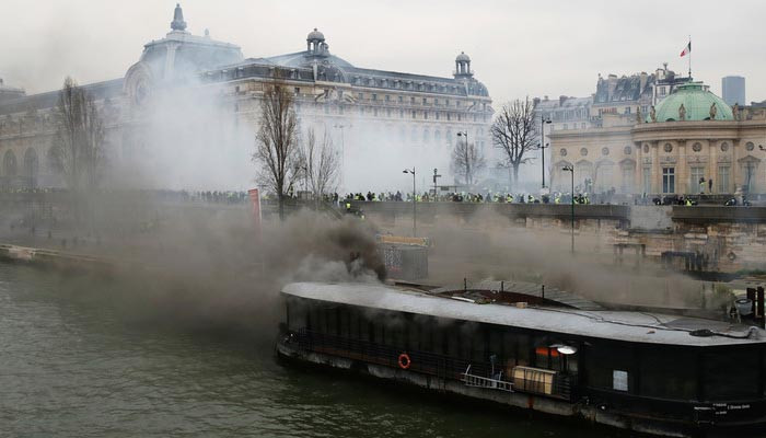 Протестующие подожгли плавучий ресторан в Париже