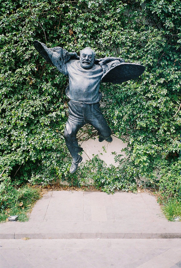 Փարաջանովի արձանը Թբիլիսիում