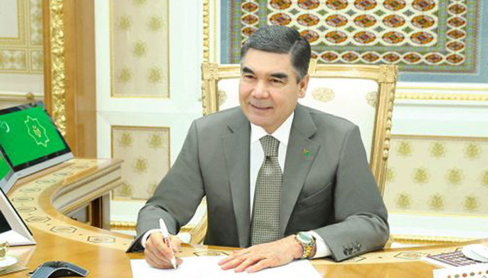 Туркменов заставили скинуться на новые портреты с седым президентом 