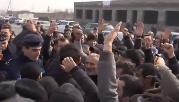 Լարված իրավիճակ Էջմիածին-Երևան ճանապարհին՝ ցուցարարների և ոստիկանների միջև (տեսանյութ)