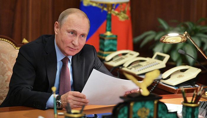 Карточка под санкциями: как Путин получает зарплату