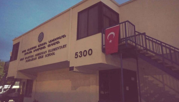 В Калифорнии неизвестные вывесили флаги Турции на территории двух армянских учебных заведений